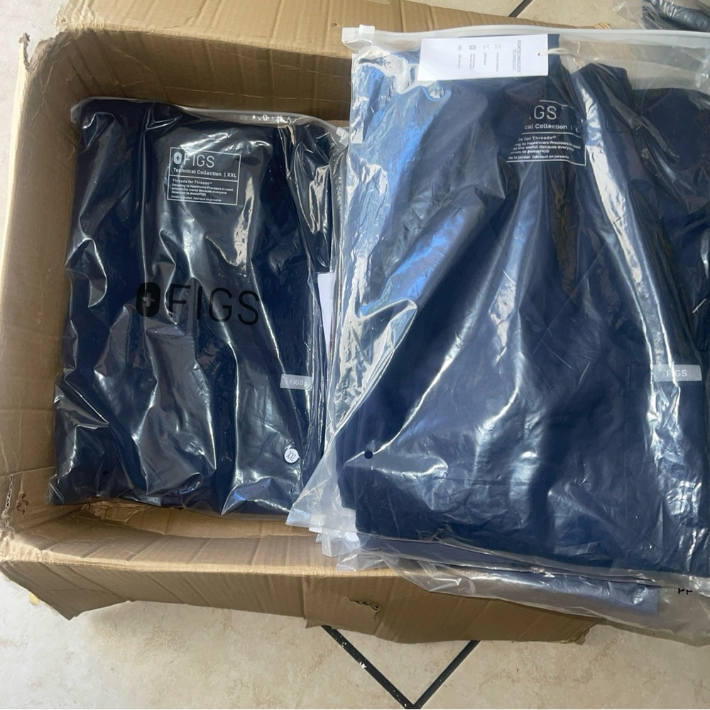 *Brand New* Figs Women's Navy Zamora Jogger Pants and Casma Top Scrub Set - Picture 8 of 12